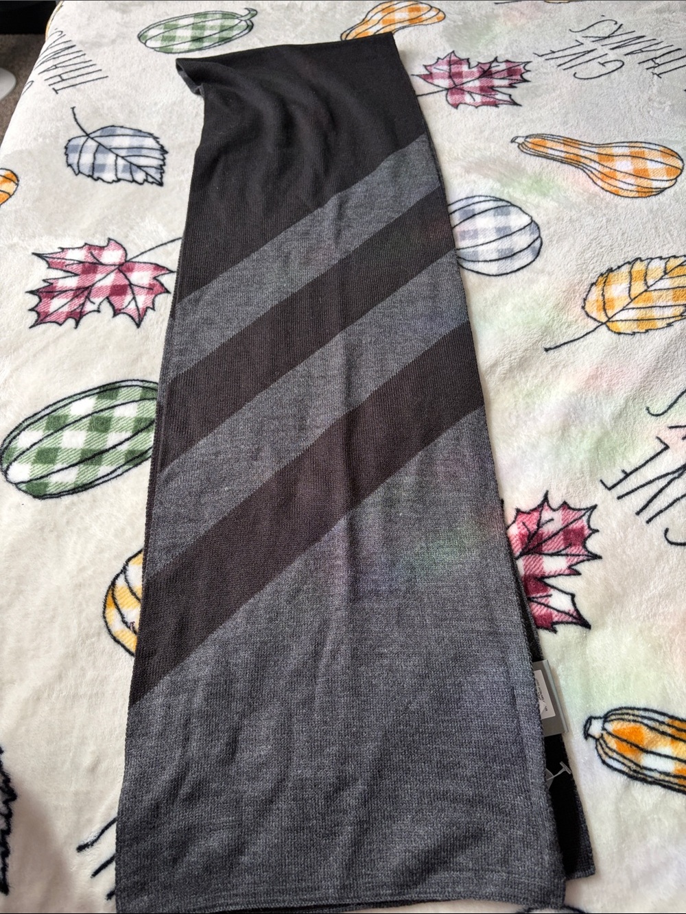 Michael Kors Men's Gray Diagonal Stripe MK Logo Knit Scarf - Picture 6 of 7